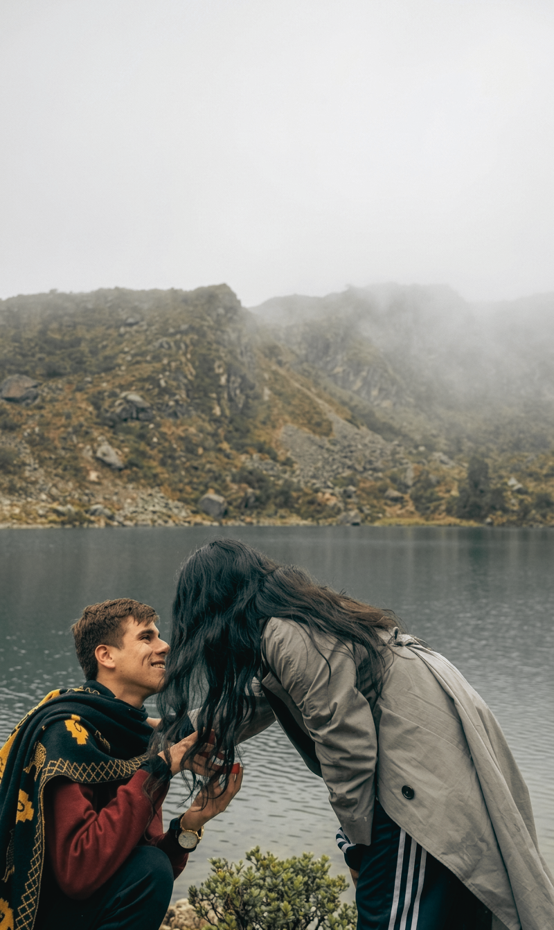 Gianella y Fabrizzio junto a una laguna de montaña